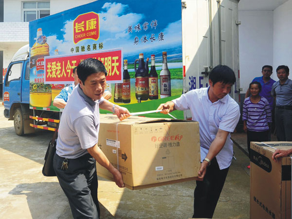 公司把一批價值兩萬余元的空調、電視、熱水器等物資捐贈給敬老院的老人們